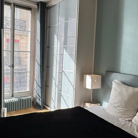 Marais Beaux Volumes Et Clarte Apartment